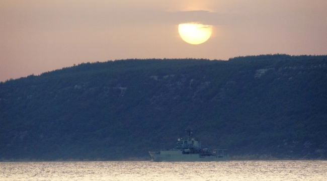 İngiliz savaş gemisi Çanakkale Boğazı'ndan geçti