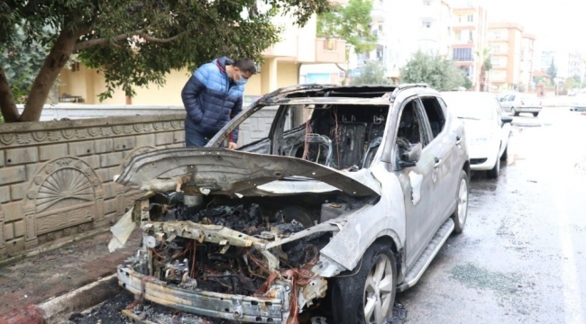 Antalya'da öğretmeni uykusundan uyandıran araç yangını