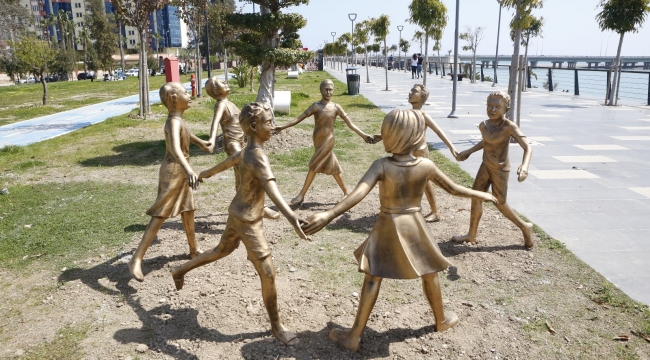 El ele tutuşan çocuk heykelleri onarıldı